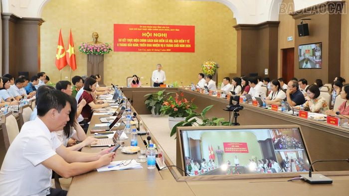 Đồng chí Nguyễn Đức Hòa - Phó Giám đốc BHXH Việt Nam phát biểu tại hội nghị.