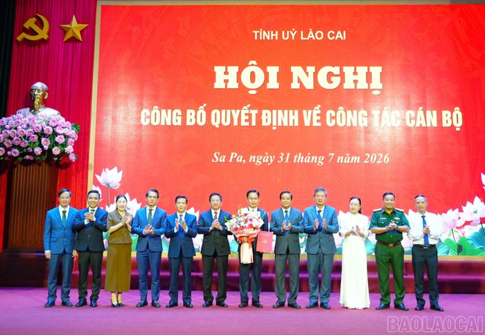 Đồng chí Phan Đăng Toàn - Ủy viên Ban Thường vụ Tỉnh ủy, Trưởng Ban Nội chính Tỉnh ủy cùng lãnh đạo phường Sa Pa và xã Tả Van tặng hoa chúc mừng đồng chí Cao Bá Quý.
