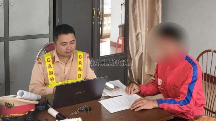 Thiếu niên L.A.C. làm việc với lực lượng cảnh sát giao thông sau khi bị triệu tập.