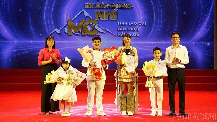 Trao giải Ba cho các thí sinh.