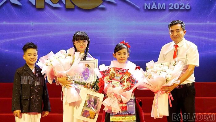 Trao giải Nhì cho các thí sinh.