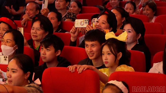 Đông đảo phụ huynh và học sinh theo dõi, cổ vũ các thí sinh tranh tài tại Vòng Chung kết Cuộc thi Tìm kiếm tài năng MC nhí tỉnh Lào Cai lần thứ II, năm 2026.