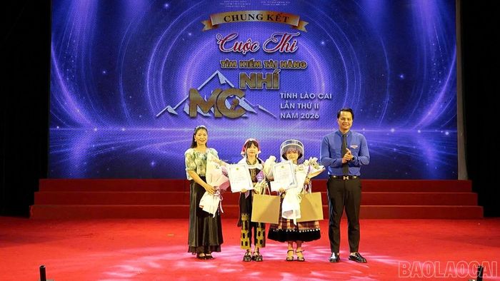 Ban tổ chức trao giải Nhất cho 2 thí sinh xuất sắc nhất cuộc thi.