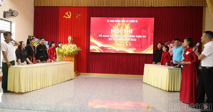 Các đội thi tham gia phần thi kiến thức.