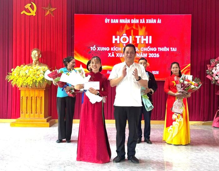 Lãnh đạo xã Xuân Ái trao giải Nhất cho đội Đại Phác.