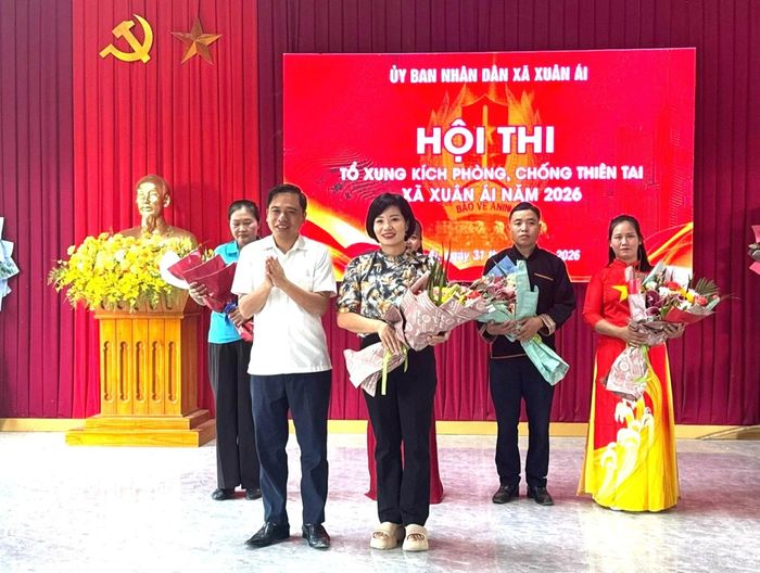 Lãnh đạo xã Xuân Ái trao giải Nhì cho đội Yên Phú.