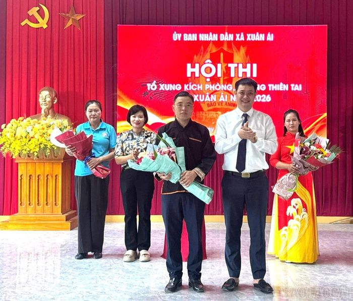Lãnh đạo xã Xuân Ái trao giải Ba cho đội Viễn Sơn.