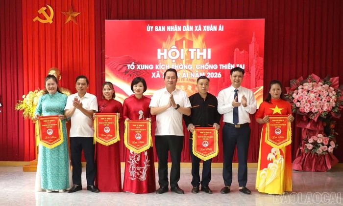 Lãnh đạo xã Xuân Ái trao cờ lưu niệm cho các đội thi.