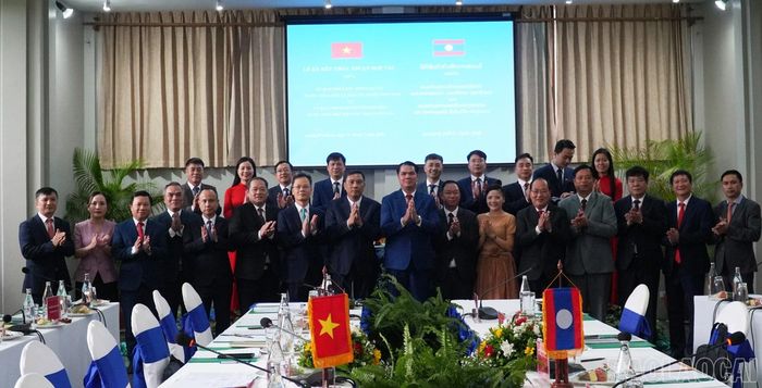 Đoàn đại biểu 2 tỉnh Lào Cai và Bò Kẹo chụp ảnh lưu niệm.