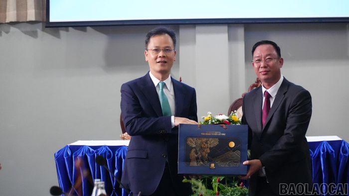 Lãnh đạo UBND tỉnh Lào Cai và Ủy ban chính quyền tỉnh Bò Kẹo tặng quà lưu niệm.