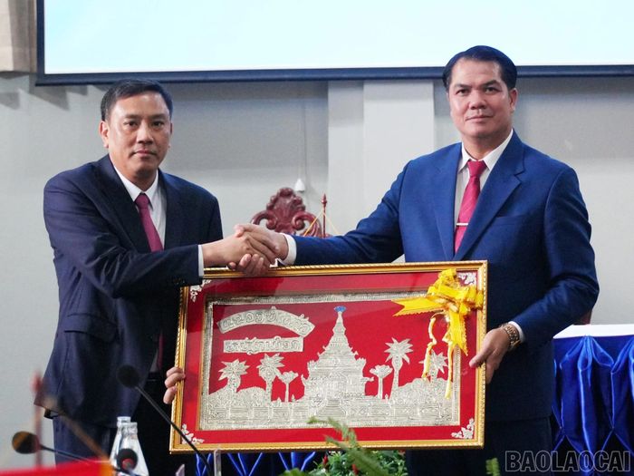 Lãnh đạo Tỉnh ủy Lào Cai và Tỉnh ủy Bò Kẹo trao tặng quà lưu niệm.
