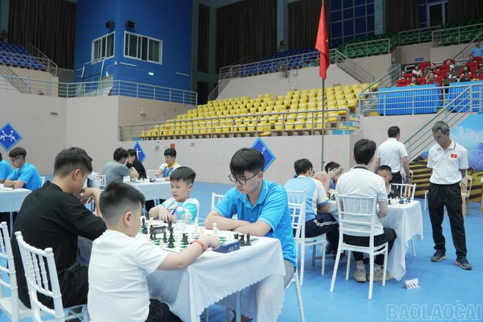 Các kỳ thủ thi đấu vòng đầu nội dung cờ tiêu chuẩn tại Giải Vô địch Cờ vua tỉnh Lào Cai năm 2026.