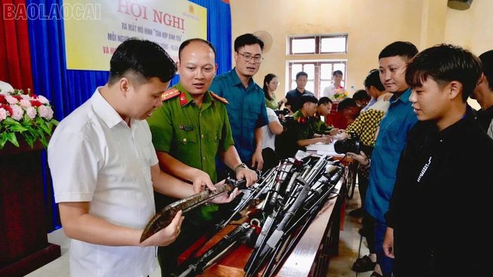 Người dân xã Tân Hợp chủ động giao nộp vũ khí tự chế cho lực lượng chức năng.