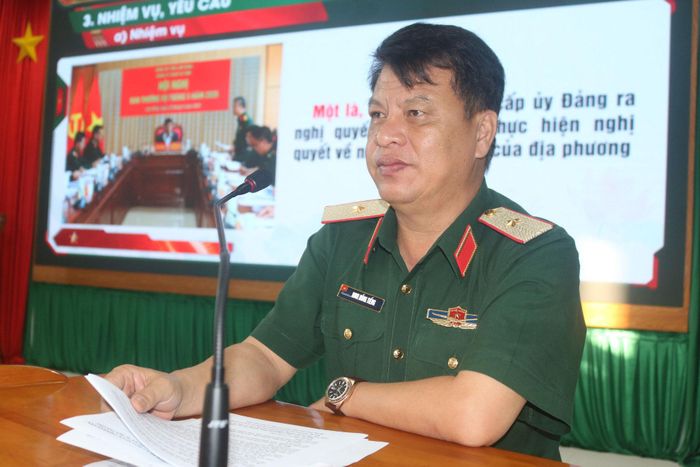 Thiếu tướng Đinh Hồng Tiếng, Ủy viên Ban Thường vụ Tỉnh ủy, Chỉ huy trưởng Bộ CHQS tỉnh trao đổi về công tác tham mưu cho cấp ủy, chính quyền địa phương liên quan đến quốc phòng, quân sự tại lớp tập huấn