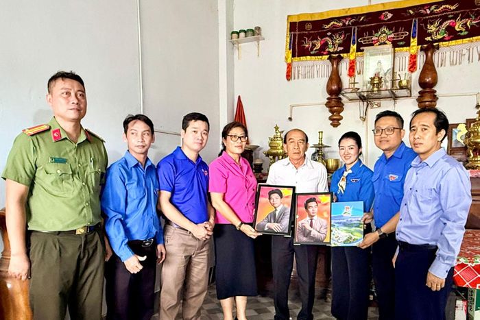 Người thân xúc động đón nhận di ảnh của 2 liệt sĩ Hồ Mai Bình và Hồ Mai Duy sau khi được phục dựng