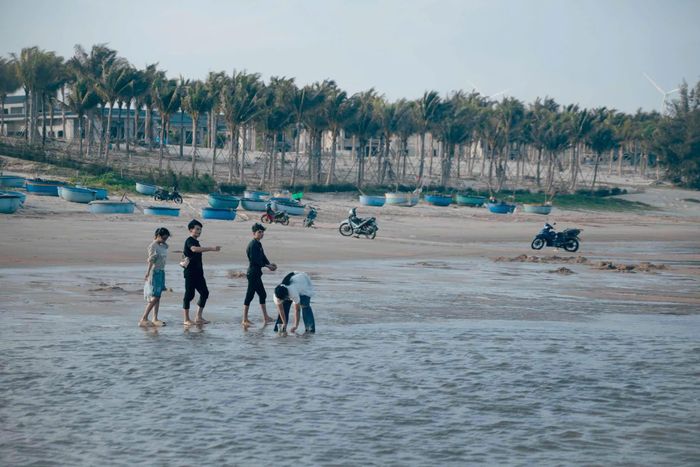 Du khách trẻ đến hòn Rùa ngắm cảnh