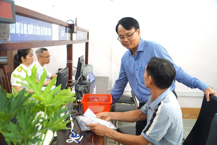 Đồng chí Đặng Hồng Sỹ - Phó Bí thư Thường trực Tỉnh ủy hỏi thăm, nắm bắt tình hình giải quyết thủ tục hành chính tại Trung tâm Phục vụ hành chính công xã Tánh Linh