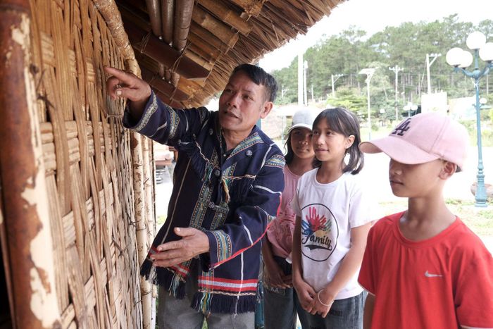 Ông Bon Tô Xa Nga trăn trở làm sao để lớp trẻ có thể hiểu và yêu văn hóa truyền thống.