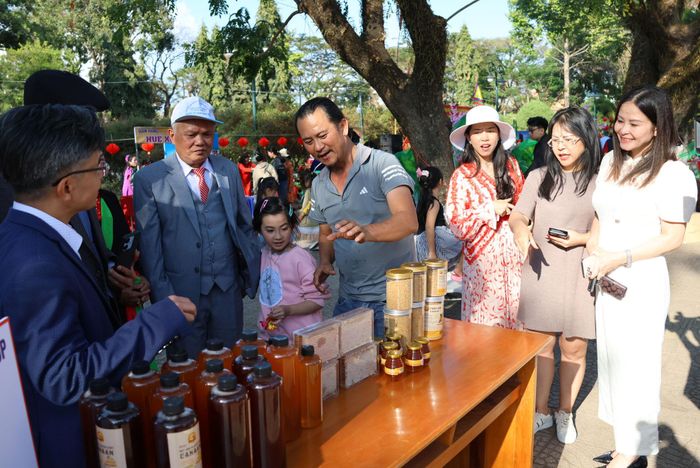 Du khách và Nhân dân Đức Trọng tham quan gian hàng OCOP giới thiệu các sản phẩm đặc trưng của Đức Trọng tại phiên chợ đầu Xuân
