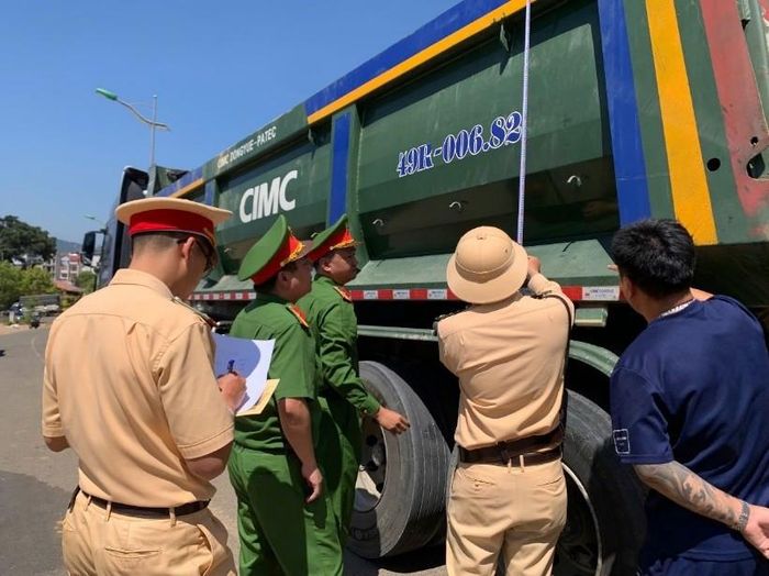 Lực lượng Công an kiểm tra thông số kỹ thuật của xe tải tự đổ có khối lượng chuyên chở dưới 15.000 kg