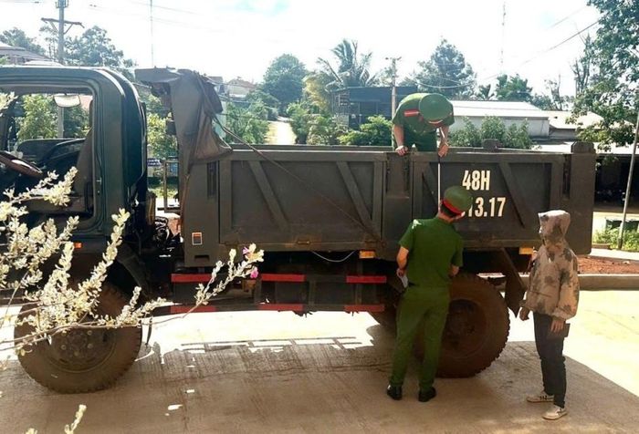 Công an xã Đắk Song kiểm tra, đối chiếu thông tin phương tiện xe tải tự đổ dưới 15.000 kg