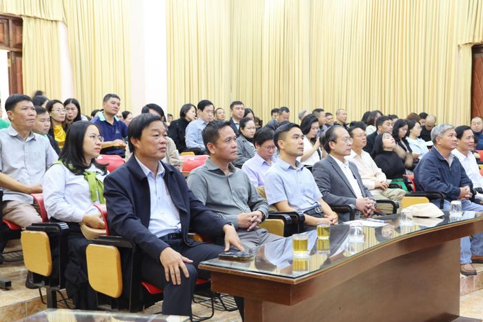 Đông đảo cán bộ, viên chức, phóng viên, biên tập viên Báo và PTTH Lâm Đồng tham dự tại điểm cầu khu vực Đà Lạt