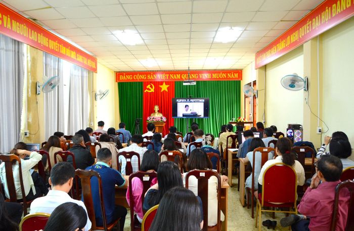 Đông đảo cán bộ, viên chức, phóng viên, biên tập viên Báo và PTTH Lâm Đồng tham dự tại điểm cầu khu vực Gia Nghĩa