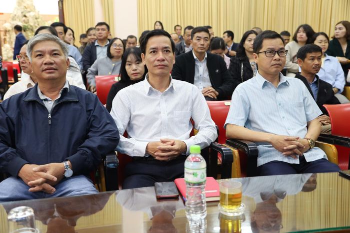 Đông đảo cán bộ, viên chức, phóng viên, biên tập viên Báo và PTTH Lâm Đồng tham dự tại điểm cầu khu vực Đà Lạt