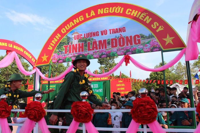 Thanh niên xã Hàm Thuận hăng hái lên đường nhập ngũ năm 2026