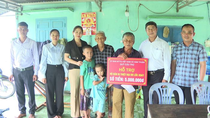 Đồng chí Phạm Thị Tố Loan (thứ 3 từ trái sang), Phó Bí thư Thường trực Đảng ủy xã Hàm Thuận trao tiền hỗ trợ cho hộ dân trên địa bàn bị thiệt hại do lốc xoáy