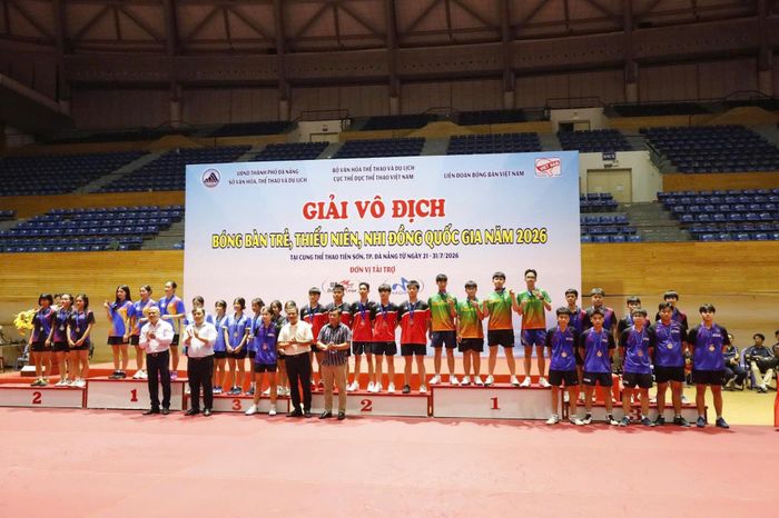 Ban Tổ chức trao HC Vàng cho đội tuyển Lâm Đồng nội dung đồng đội nam U19