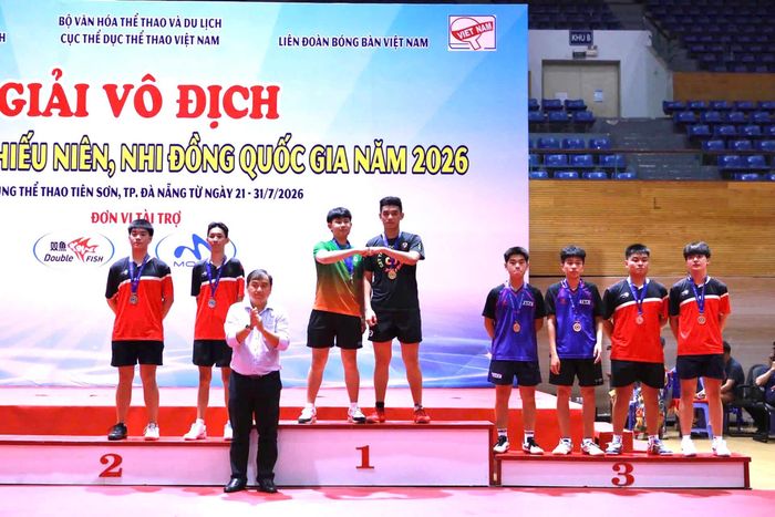 Ban Tổ chức trao HC Vàng nội dung đôi nam U19 cho các vận động viên Lâm Đồng