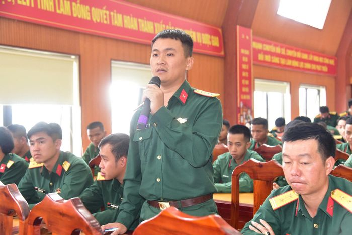 Cán bộ, chiến sĩ LLVT tỉnh Lâm Đồng đặt nhiều câu hỏi tại buổi đối thoại