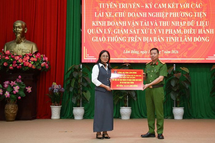 Đại tá Nguyễn Tường Vũ, Phó Giám đốc Công an tỉnh trao số tiền các đại biểu tham dự hội nghị ủng hộ nạn nhân tai nạn cho đại diện Ủy ban MTTQ Việt Nam tỉnh