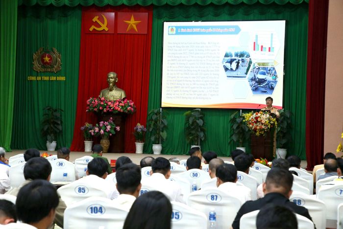 Cán bộ phòng CSGT tuyên truyền các quy định của pháp luật cho chủ các doanh nghiệp kinh doanh vận tải
