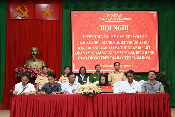 Đại diện các doanh nghiệp kinh doanh vận tải ký cam kết chấp hành nghiêm các quy định của pháp luật về trật tự an toàn giao thông