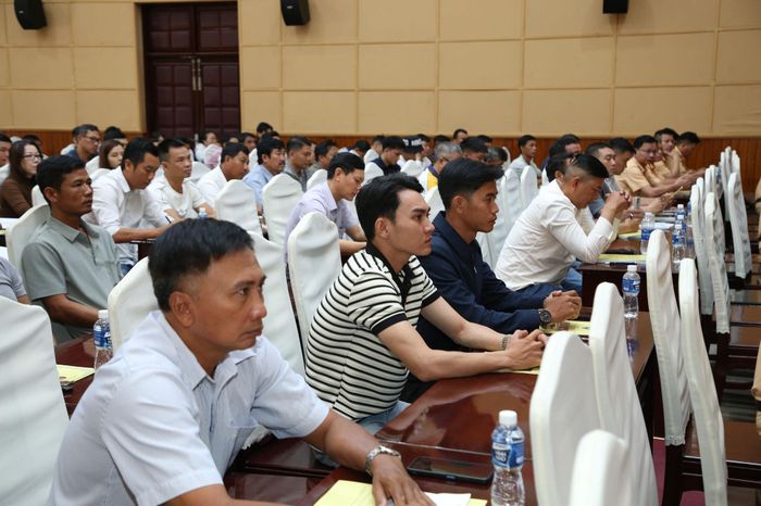Đại diện các doanh nghiệp tham dự buổi tuyên truyền