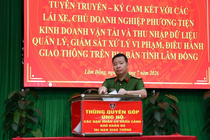 Đại tá Nguyễn Tường Vũ, Phó Giám đốc Công an tỉnh ủng hộ nạn nhân tai nạn giao thông