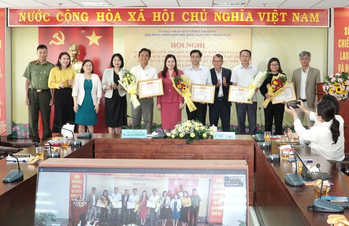 Thành viên Ban Tổ chức cuộc thi chúc mừng các đơn vị đoạt giải trong cuộc thi trực tuyến tìm hiểu pháp luật trên địa bàn tỉnh năm 2026