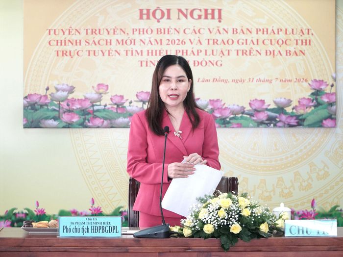 Bà Phạm Thị Minh Hiếu, Phó Chủ tịch Hội đồng Phối hợp phổ biến, giáo dục pháp luật tỉnh, Phó Giám đốc Sở Tư pháp phát biểu tại hội nghị