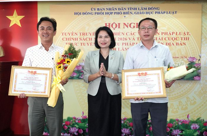 Bà Bùi Thị Tuyết Mai, Phó Giám đốc Sở Tài chính, thành viên Ban Tổ chức cuộc thi trao giải Ba cho Sở Giáo dục và Đào tạo và Phường 3 Bảo Lộc