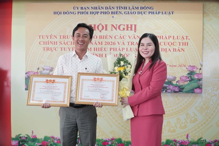 Bà Phạm Thị Minh Hiếu, Phó Chủ tịch Hội đồng phối hợp phổ biến, giáo dục pháp luật tỉnh, Phó Giám đốc Sở Tư pháp, Phó trưởng Ban Tổ chức cuộc thi trao giải Nhất cho Sở Giáo dục và Đào tạo