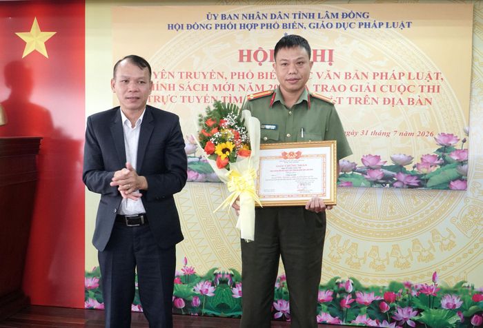 Ông Trần Ngọc Xuân, Phó Giám đốc Sở Nội vụ, thành viên Ban Tổ chức cuộc thi trao giải Nhì cho Công an tỉnh
