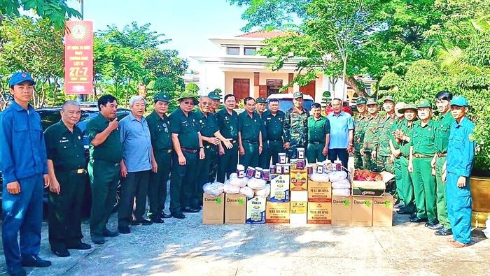 Những phần quà nghĩa tình tiếp thêm động lực cho Tổ công tác đang thực hiện nhiệm vụ tại Nghĩa trang Liệt sĩ Bình Thuận.