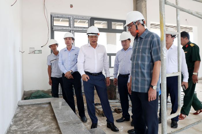 Đồng chí Lưu Văn Trung kiểm tra công tác hoàn thiện các phòng học