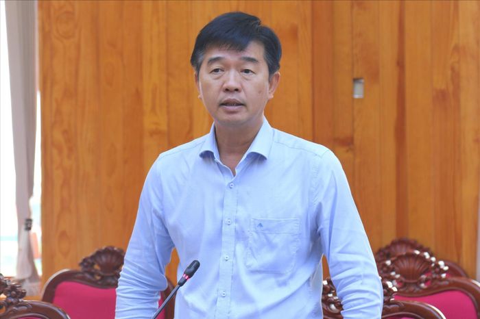 Giám đốc Sở Nông nghiệp và Môi trường Phan Nguyễn Hoàng Tân báo cáo kết quả tăng trưởng lĩnh vực chuyên ngành tại buổi làm việc