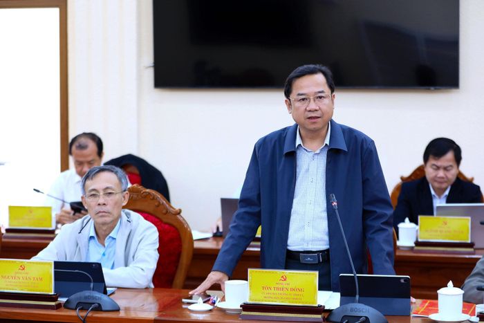 Ủy viên Ban Thường vụ Tỉnh ủy, Trưởng Ban Tổ chức Tỉnh ủy Lâm Đồng Tôn Thiện Đồng báo cáo những vấn đề nổi cộm tại Tổ công tác địa bàn số 1