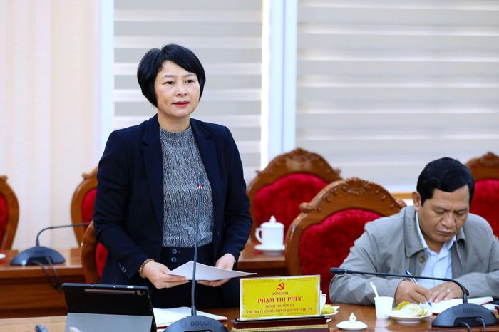 Phó Bí thư Tỉnh ủy, Chủ tịch Ủy ban MTTQ Việt Nam tỉnh Lâm Đồng Phạm Thị Phúc nêu nhiều ý kiến tại hội nghị giao ban
