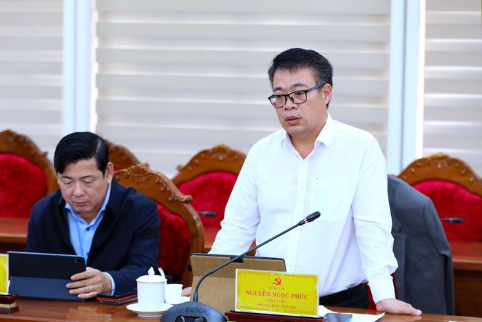 Tỉnh ủy viên, Phó Chủ tịch UBND tỉnh Lâm Đồng Nguyễn Ngọc Phúc trao đổi một số nội dung thuộc thẩm quyền tại hội nghị