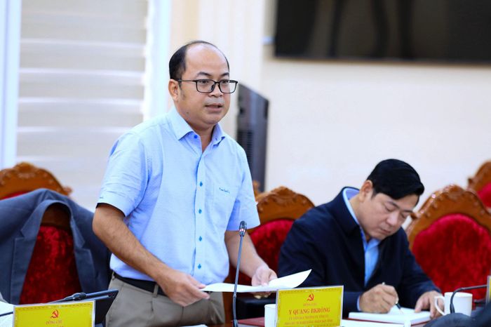 Ủy viên Ban Thường vụ Tỉnh ủy, Phó Chủ tịch HĐND tỉnh Lâm Đồng Y Quang BKrông báo cáo về hoạt động theo dõi địa bàn